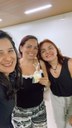 Figura 2- Supervisora Josiane Faraco, aluna Cristina Santos e Coordenadora Elizane Leite - Brindes sorteados - Homenagem do dia 06/05/2022