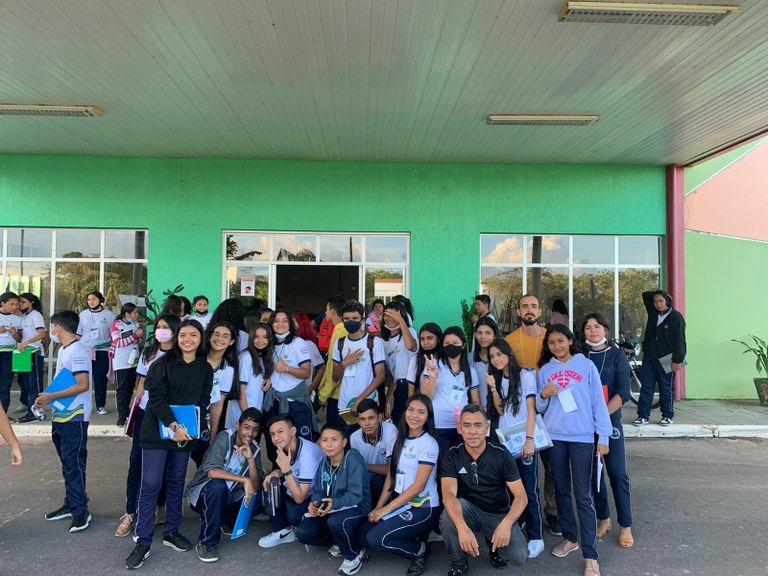 Alunos visitando a SNCT