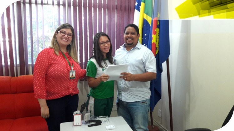 Entrega da Carta ao Prefeito em exercício- aluna Rafaela Barbosa.jpg