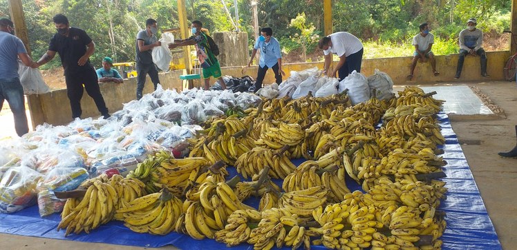 Doação de produtos alimentícios aos catadores de materiais recicláveis.jpg